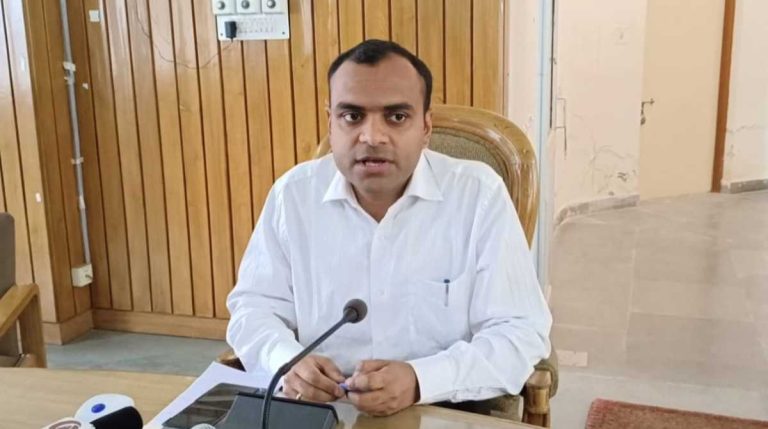 टिहरीः नवनियुक्त जिलाधिकारी मयूर दीक्षित ने किया पदभार ग्रहण, दिए