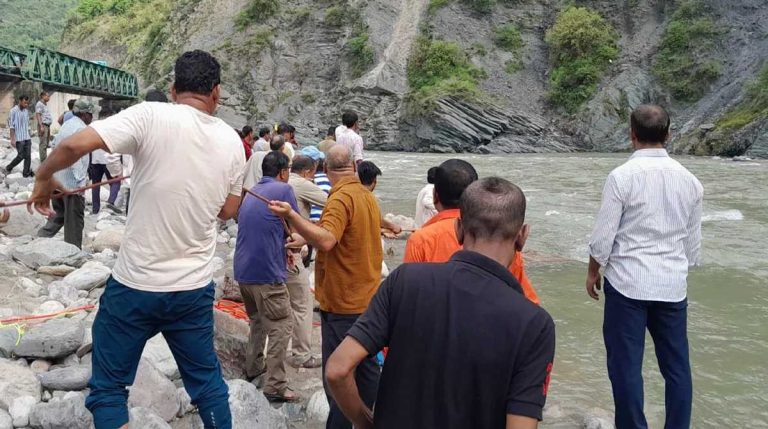 दंगलेश्वर महादेव मंदिर में जलाभिषेक के लिए गई दो लड़कियां