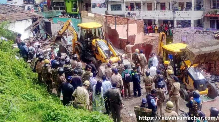 टिहरीः स्कूल जा रही छात्रा उफनाते गदेरे में बही, ग्रामीणों