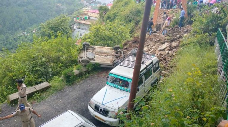 चंबा में बड़ा भूस्खलन, मलबे में दबे कई गाड़ियां और