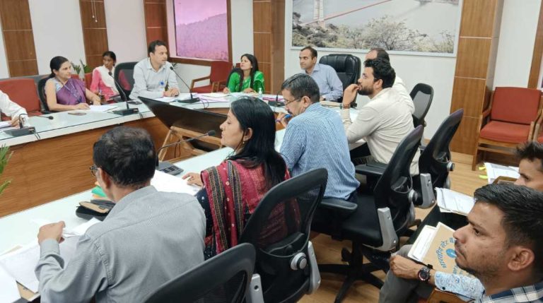 टिहरी डीएम ने ली जिला स्तरीय समीक्षा एवं सलाहकार समिति