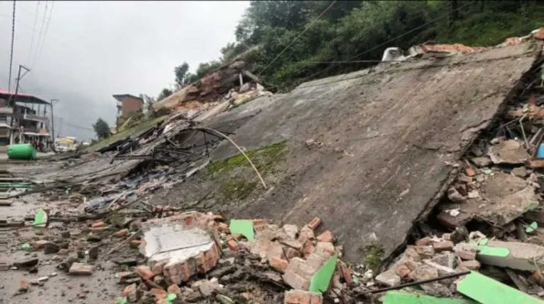 केदारघाटी में ताश के पत्तों की तरह ढही तीन मंजिला