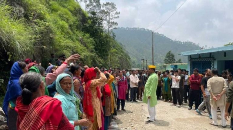 टिहरी में शराब के ठेके के विरोध में सड़कों पर