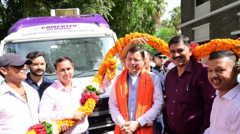 कम्प्यूटर ऑन व्हील वाहन और मोबाइल लर्निंग स्कूल बसों का
