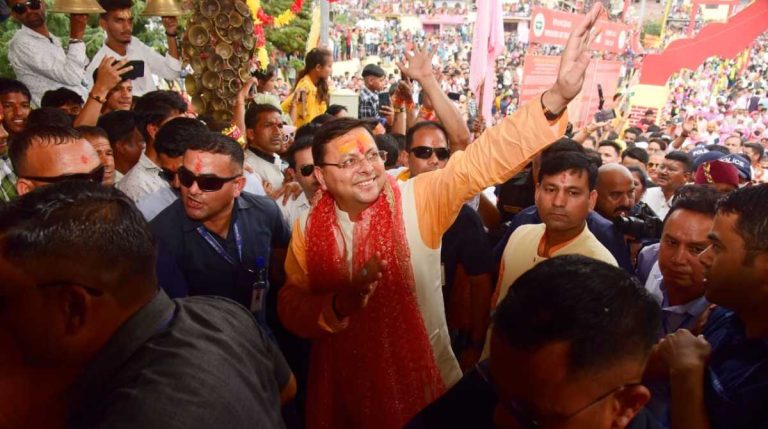 प्रसिद्ध बगवाल मेले में मुख्यमंत्री पुष्कर सिंह धामी ने किया