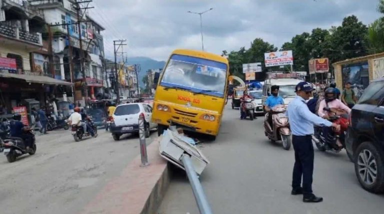 हल्द्वानी: स्कूल बस सड़क हादसे का शिकार, बच्चे थे सवार…