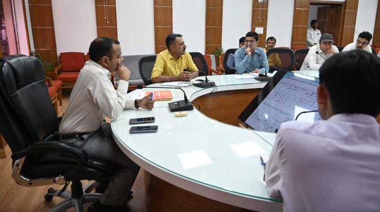 टिहरीः जिला सड़क सुरक्षा समिति की बैठक में डीएम ने