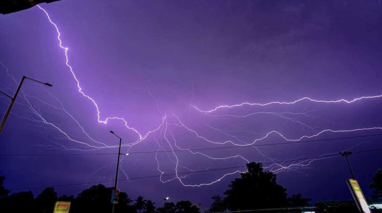 टिहरी: देर रात यहां गिरी आकाशीय बिजली, तीन मवेशियों की