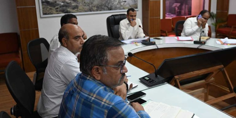 टिहरी डीएम ने अधिकारियों को दिए इन कार्यों को करने