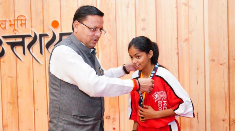 सीएम धामी ने 7 खिलाड़ियों के साथ ही प्रशिक्षकों को