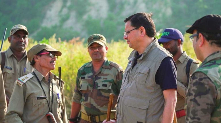 जिम कॉर्बेट पार्क पहुंचे सीएम धामी ने की फॉरेस्ट कर्मियों