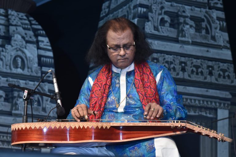 देबाशीष भट्टाचार्य के गिटार की ध्वनि से गूंज उठा विरासत