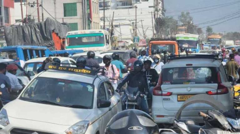 देहरादून में तीन अलग अलग हादसों में कई वाहन दुर्घटनाग्रस्त,