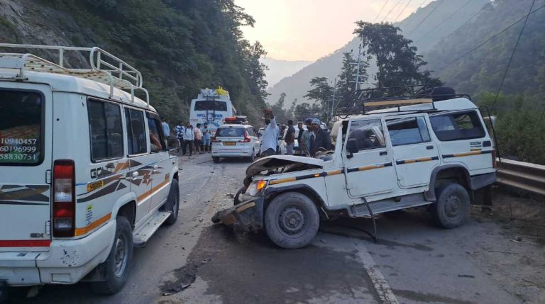 टिहरीः प्राइवेट बस और बोलेरो वाहन की जबरदस्त टक्कर, दो