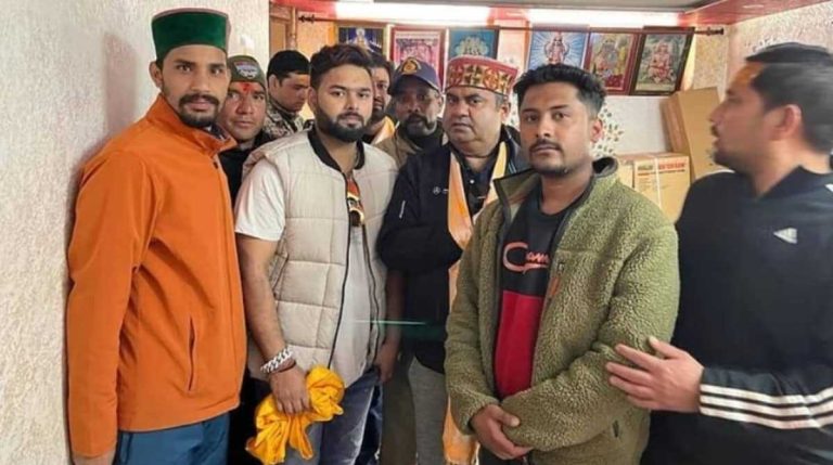 भारतीय टीम के क्रिकेटर ऋषभ पंत पहुंचे उत्तराखंड, बद्रीनाथ धाम
