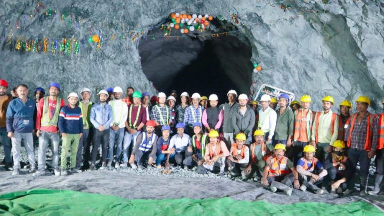 रुद्रप्रयाग विधायक भरत सिंह चौधरी ने किया निर्माणाधीन सुरंग का