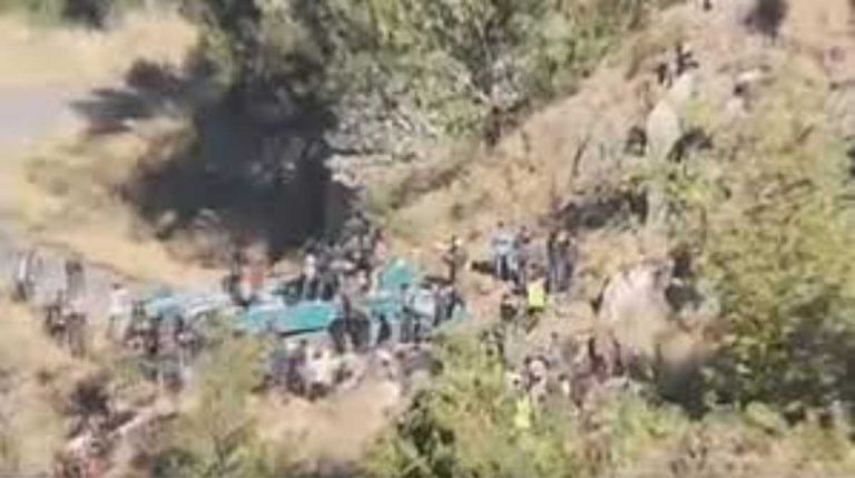 यात्रियों से भरी बस गहरी खाई में गिरी, 36 लोगों की