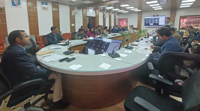 जनता मिलन कार्यक्रम में जिलाधिकारी मयूर दीक्षित ने सुनी समस्याएं,
