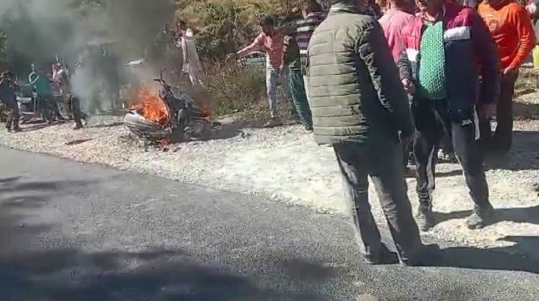 उत्तराखंडः चलती स्कूटी में लगी अचानक भीषण आग, सवार युवती