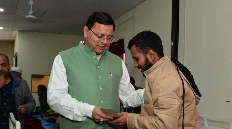 सीएम धामी ने टनल से निकाले गए मजदूरों को दी