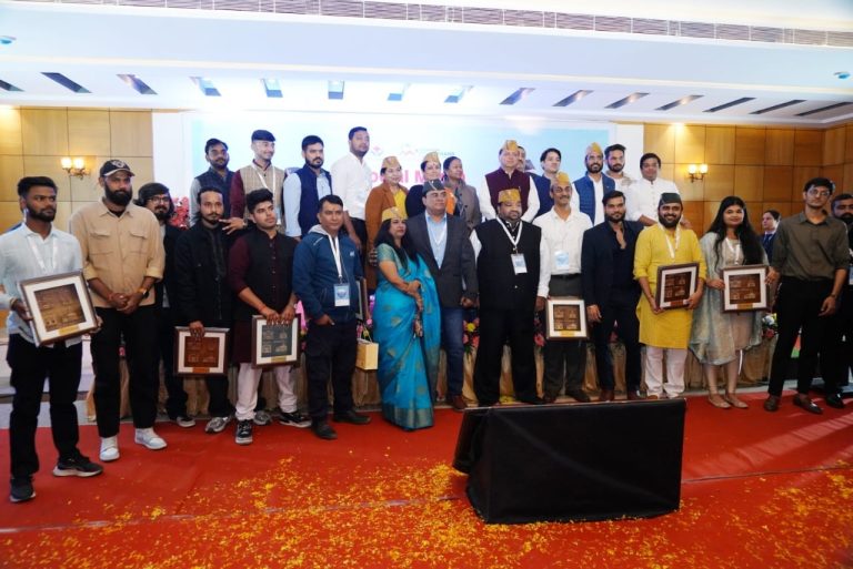 सीएम धामी ने किया सोशल मीडिया इंफ्लुएंसर्स मीट को संबोधित,
