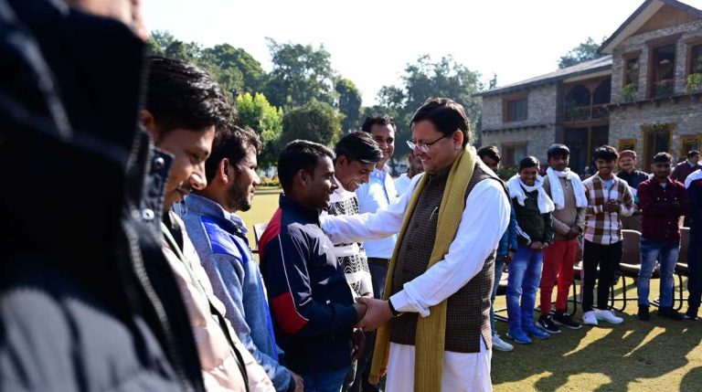 सीएम धामी ने रैट माइनर्स को दिए 50-50 हजार रुपए,