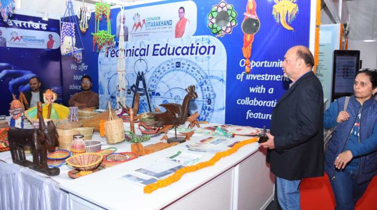 ग्लोबल इन्वेस्टर्स समिट” के एग्जीबिशन एरिया में उमड़े लोग…