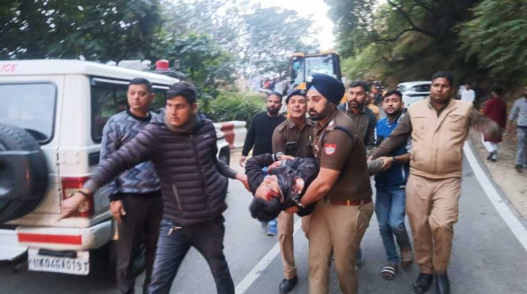 ब्रेक फेल होने से खाई में गिरा यात्रियों से भरा