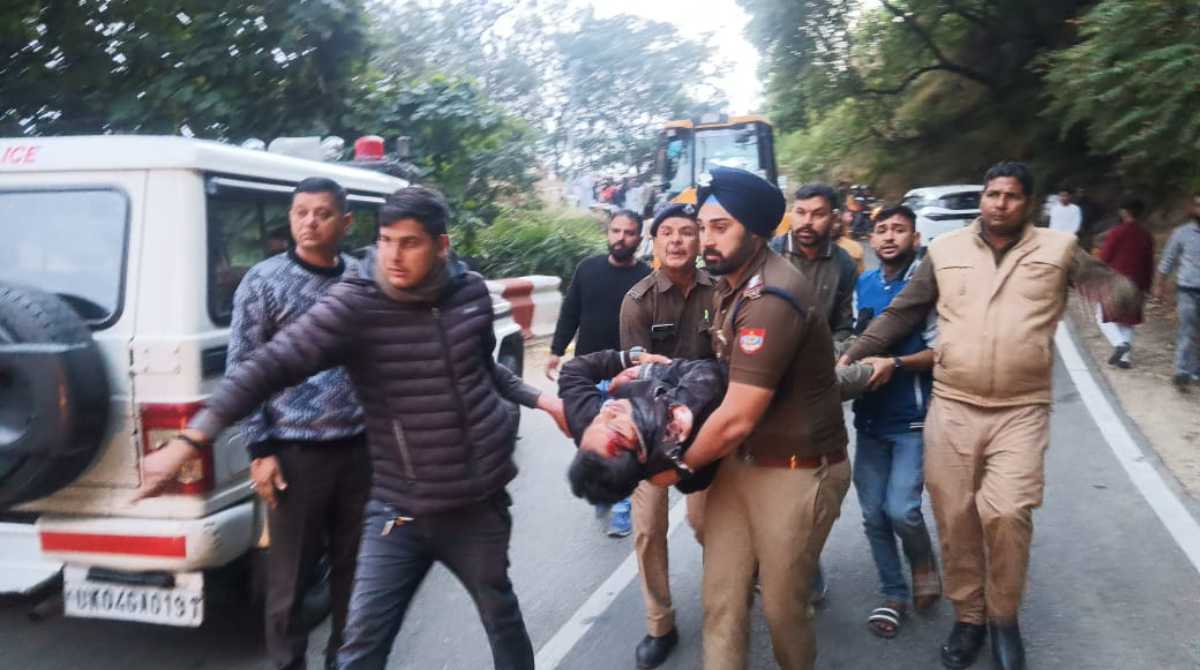 ब्रेक फेल होने से खाई में गिरा यात्रियों से भरा
