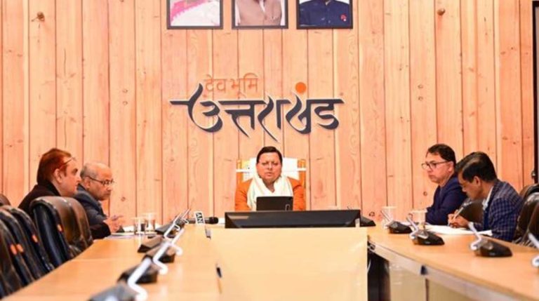 ऊधम सिंह नगर के विभिन्न योजनाओं के लाभार्थियों के साथ