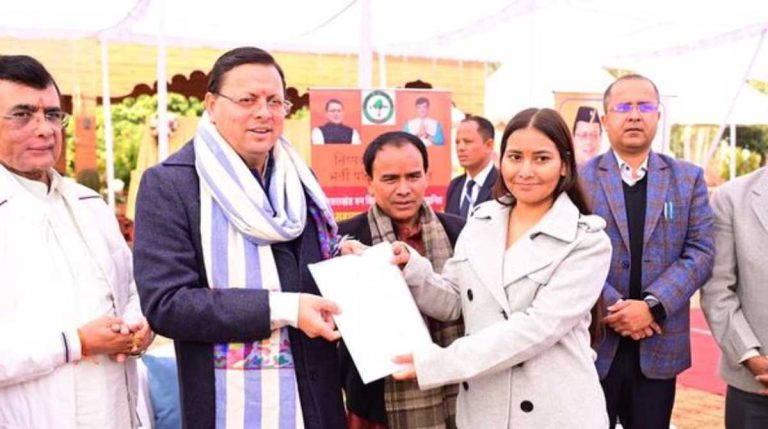 UKPSC के चयनित अभ्यर्थियों को सीएम धामी ने सौंपे नियुक्ति