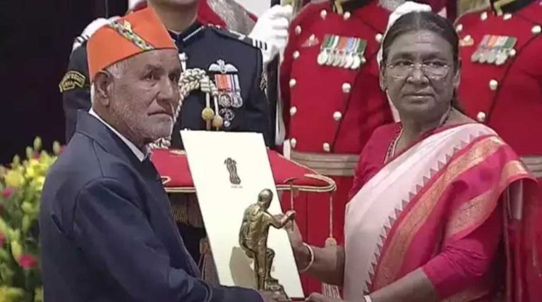 मरणोपरांत बहादुर बेटी का पुरस्कार लेने पहुंचे पिता तो हर