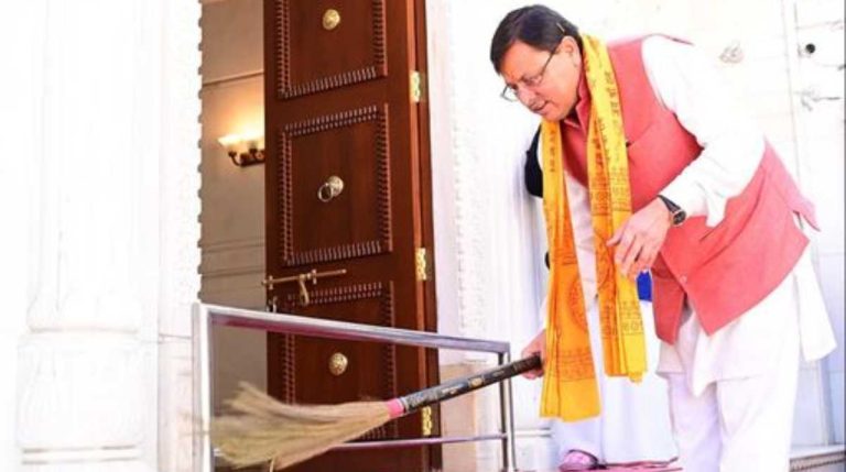 कैंची धाम पहुंचे सीएम धामी, श्री राम शिला की साफ-सफाई