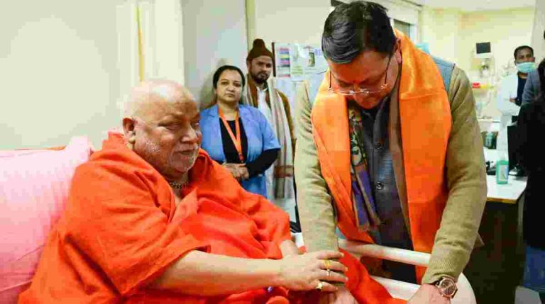 Breaking: अस्पताल में भर्ती जगदगुरू रामभद्राचार्य महाराज से मिले सीएम