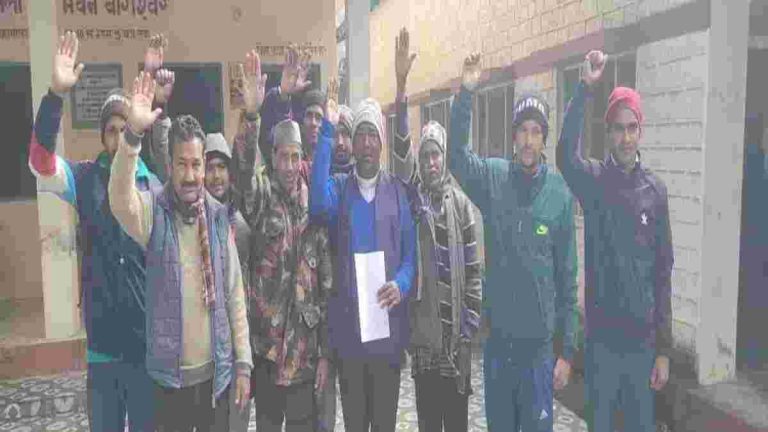 Uttarakhand News: बागेश्वर में सड़क की मांग को लेकर ग्रामीणों