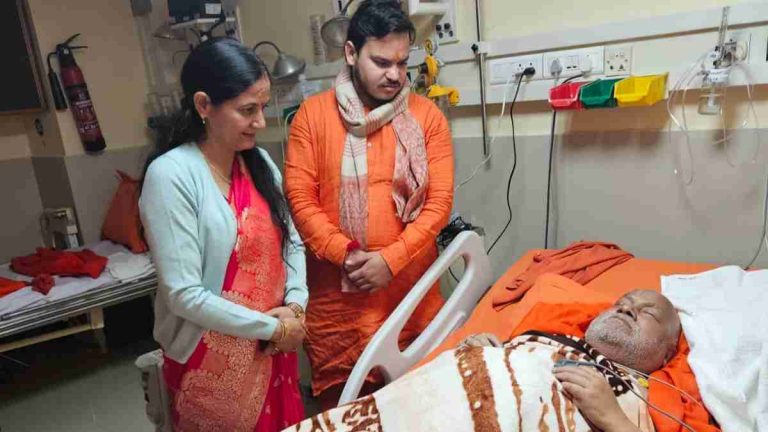 नि .महापौर ऋषिकेश अनिता ममगाईं ने जगद्गुरु रामभद्राचार्य से मुलाकात