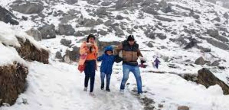 पहाड़ियों पर बर्फ ने लगाए चार चांद, खिल-खिलाए सैलानियों के