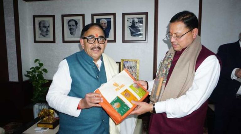 केंद्रीय मंत्री भारी उद्योग डॉ० महेन्द्र नाथ पाण्डेय से सीएम
