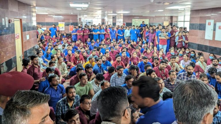 विरोध: एम्स मे काम छोड़ अब नर्सिंग ऑफिसर बैठे धरने