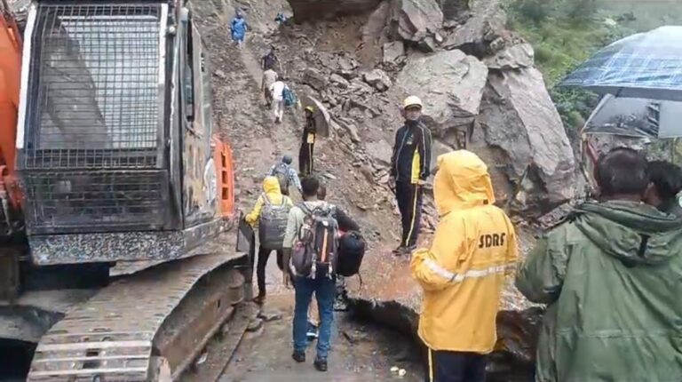 राहत: बदरीनाथ हाईवे जोशीमठ चुंगीधार के समीप पैदल आवाजाही के
