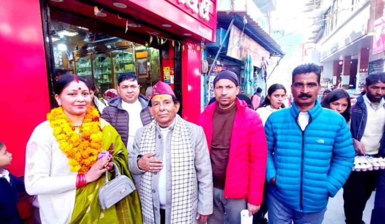 बाड़ाहाट में वार्ड संख्या 06 से श्रीमती संतोषी राणा ने