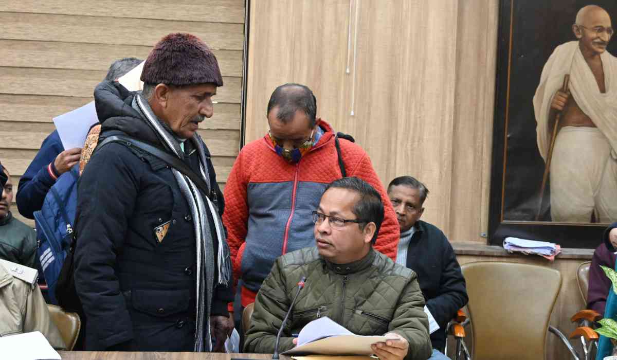 जनता दर्शन कार्यक्रम में 69 शिकायतें प्राप्त हुई, भू-माफियाओं पर