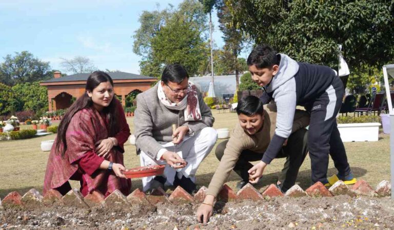 मुख्यमंत्री धामी ने मुख्यमंत्री आवास परिसर में किया ट्यूलिप बल्ब