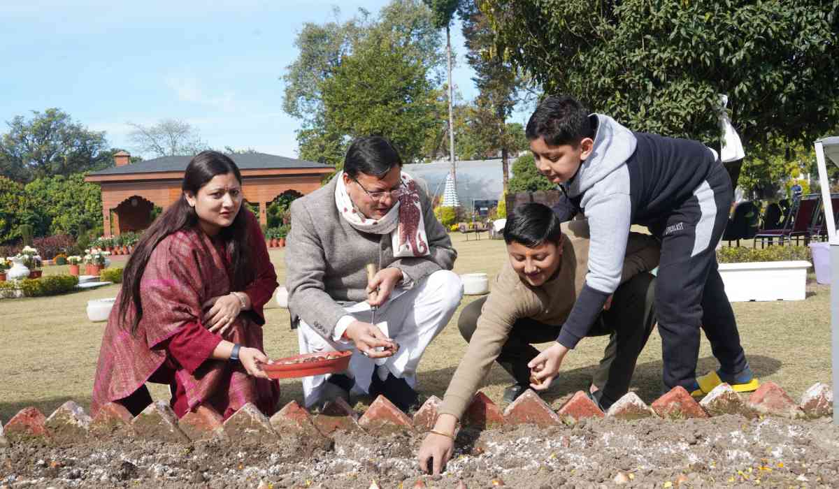 मुख्यमंत्री धामी ने मुख्यमंत्री आवास परिसर में किया ट्यूलिप बल्ब