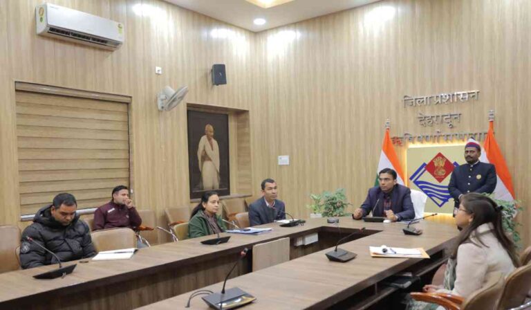 डीएम ने अपंजीकृत मदरसों के सम्बन्ध बैठक कर अधिकारियों को