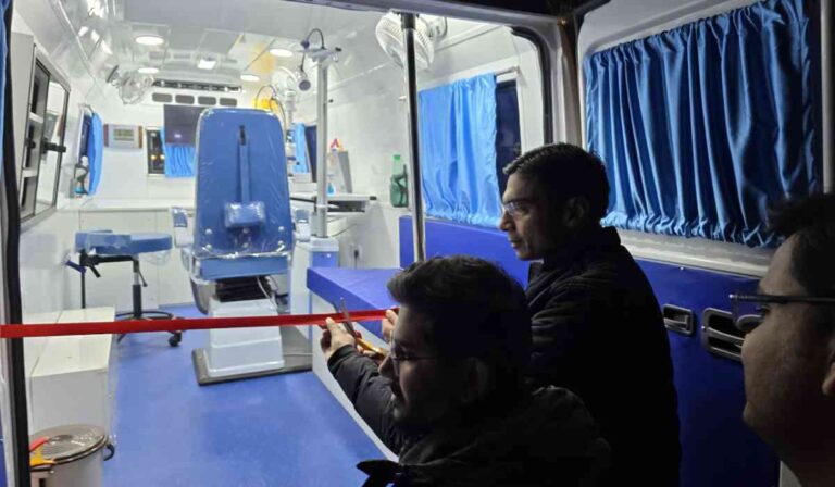 डीएम ने अत्याधुनिक मोबााईल आई क्लिनिक को हरीझण्डी दिखाकर रवाना