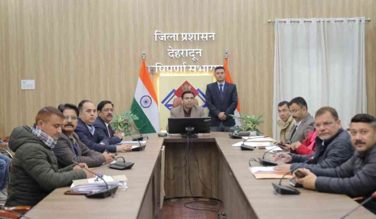 डीएम ने एयरपोर्ट के समीप बिना एनओसी के निर्माण कार्यों