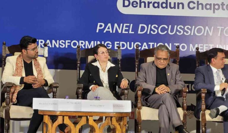ईमानदारी, कठिन परिश्रम एवं अच्छा व्यवहार छात्रों के सफलता के