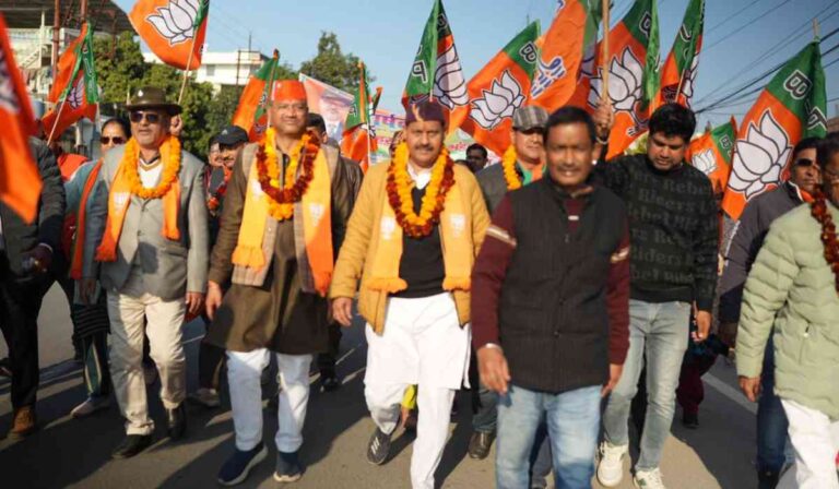 भाजपा महापौर प्रत्याशी सौरभ थपलियाल ने डोईवाला विधायक बृजभूषण गैरोला