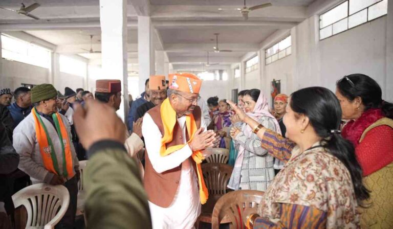 भाजपा महापौर प्रत्याशी सौरभ थपलियाल ने बालावाला सैनिक कॉलोनी में